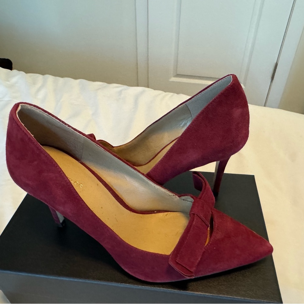 Ann Taylor heels with bow (suede)